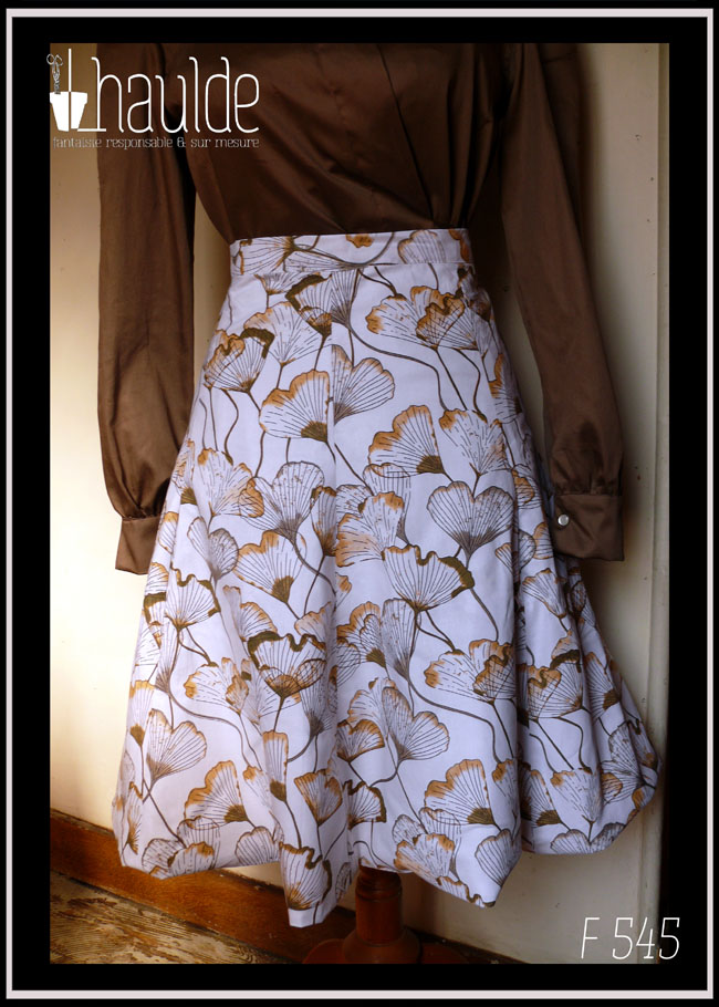 jupe à 6 pans évasés, blanche imprimé feuilles de ginkgo transparentes dans les tons marrons et roux Vu sur un mannequin de couture