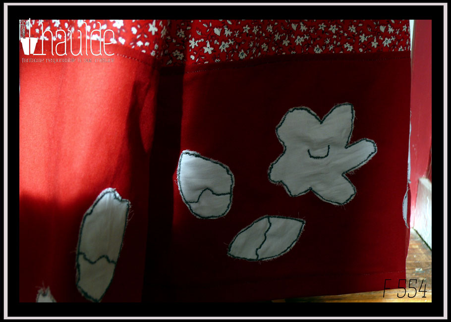 Vue de détail des appliqués en bas de la jupe