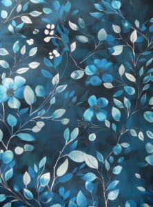 tissu fond bleu de prusse imprimé fleurs et longues tiges à petites feuilles dans les tons bleus