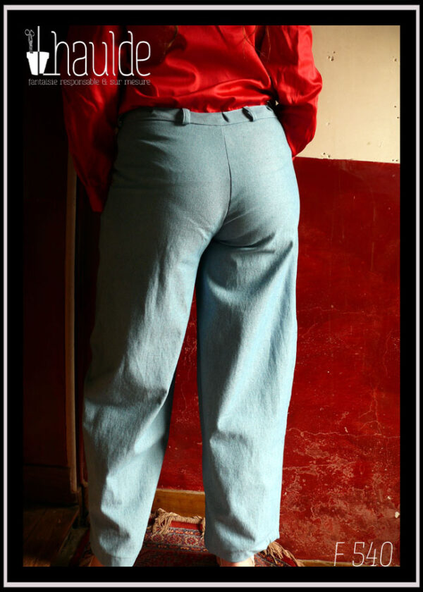 Jean ample bleu clair, vu porté, de dos