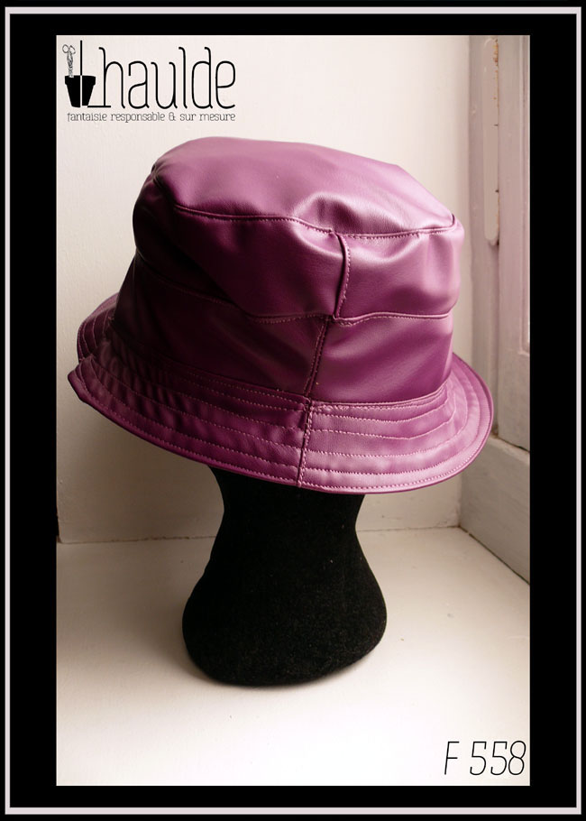 Bob en simili cuir violet, vu de dos sur une tête de mannequin