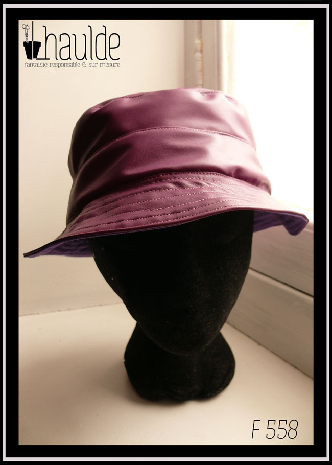 Bob en simili cuir violet, vu de face sur une tête de mannequin