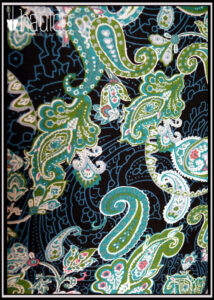 vue de détail du tissu imprimé, fond bleu nuit, motifs paisley vert émeraude, bleu pâle avec des touches de rose et de vert
