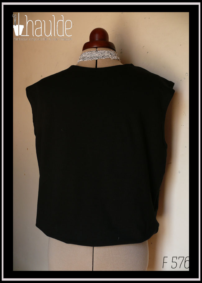 Haut sans manche en french terry noir, ras du cou, façon blouse avec un bas élastiqué qui renforce l'aspect bouffant vu de face sur un mannequin de couture