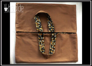 Sac à tarte en sergé beige, intérieur imprimé petites fleurs ocres sur fond noir, deux anses Vu de dessus, vide