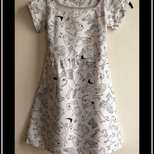 Robe manches courtes en tissu blanc imprimé dessins de chiens façon BD A poil long ou court, représentés dans tous les sens Vue de face