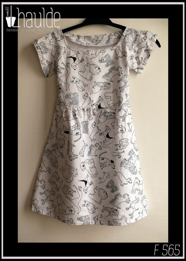 Robe manches courtes en tissu blanc imprimé dessins de chiens façon BD A poil long ou court, représentés dans tous les sens Vue de face