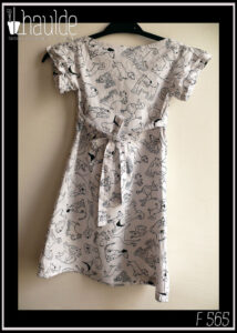Robe manches courtes en tissu blanc imprimé dessins de chiens façon BD A poil long ou court, représentés dans tous les sens Vue de dos, la ceinture nouée