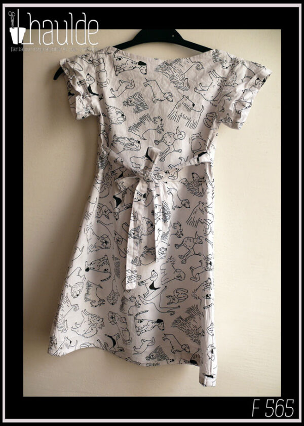 Robe manches courtes en tissu blanc imprimé dessins de chiens façon BD A poil long ou court, représentés dans tous les sens Vue de dos, la ceinture nouée