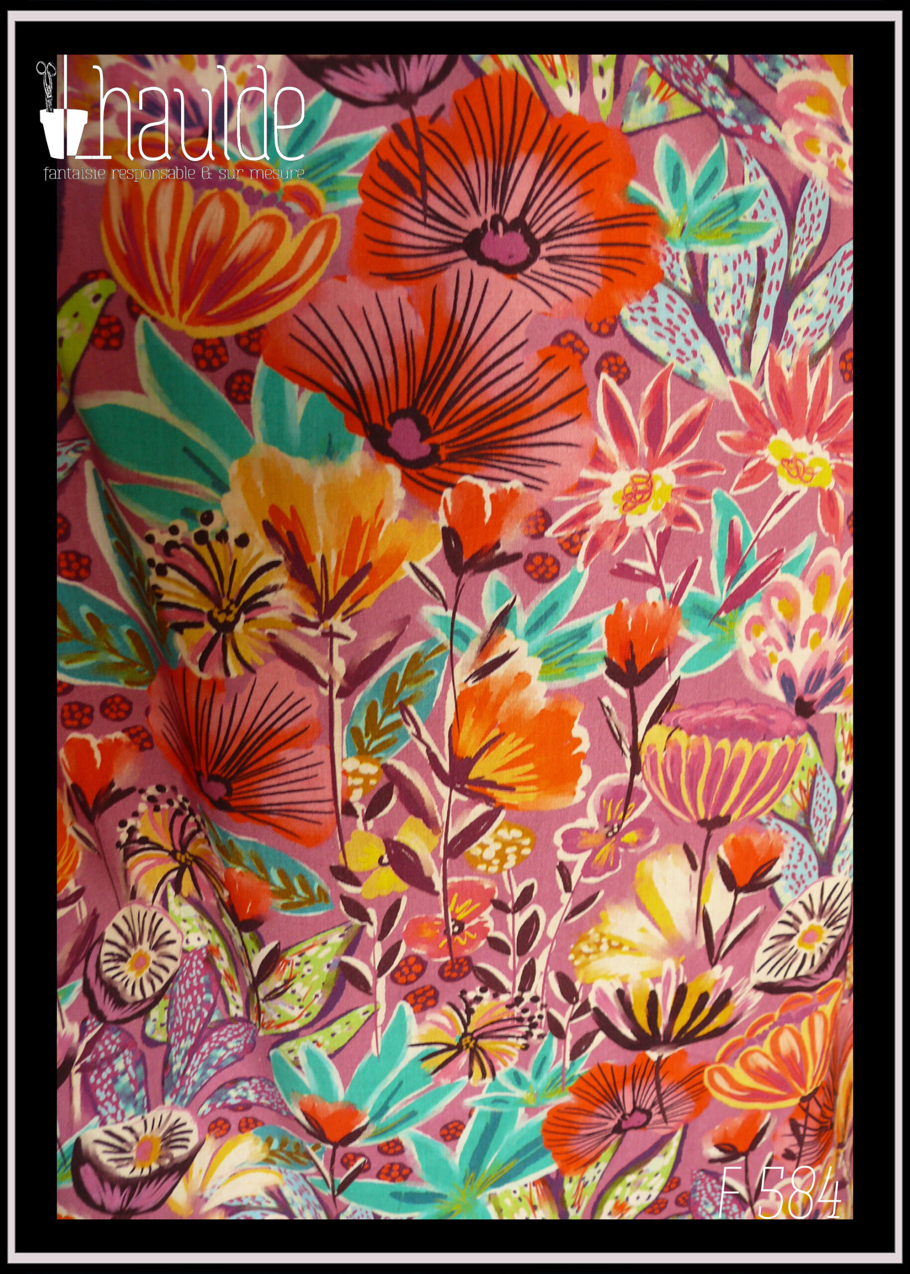 vue de détail du tissu, fond vieux rose, imprimé fleurs stylisées multicolores à dominante orange/rouge/rose, feuillage turquoise