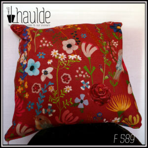 Coussin fond rouge foncé, imprimé oiseaux et fleurs, dans un style rappelant des illustrations