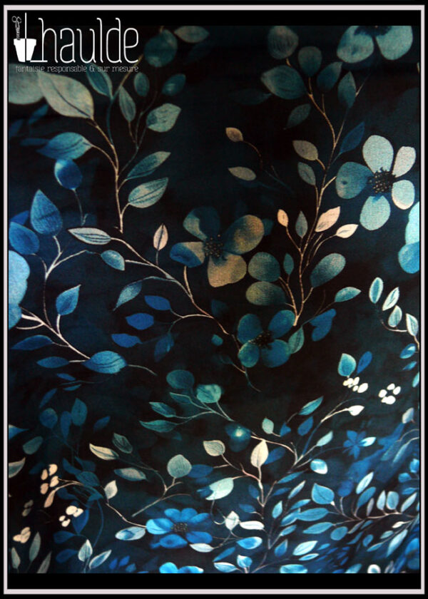 tissu fond bleu nuit imprimé petites fleurs et feuillage délicat en dégradé de bleu jean du plus foncé à presque blanc