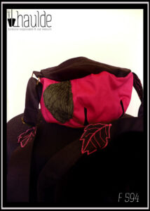 Vue de face du sac boule à bandoulière, Fond rose fuchsia, dessus et bandoulière en sergé noir Bandoulière réglable garnie de feuilles de sergé noir à nervures rose, feuilles en velours cotelé kaki plaquée sur le sac