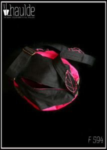 Vue de dessus du sac boule à bandoulière, Fond rose fuchsia, dessus et bandoulière en sergé noir Bandoulière réglable garnie de feuilles de sergé noir à nervures rose, feuilles en velours cotelé kaki plaquée sur le sac