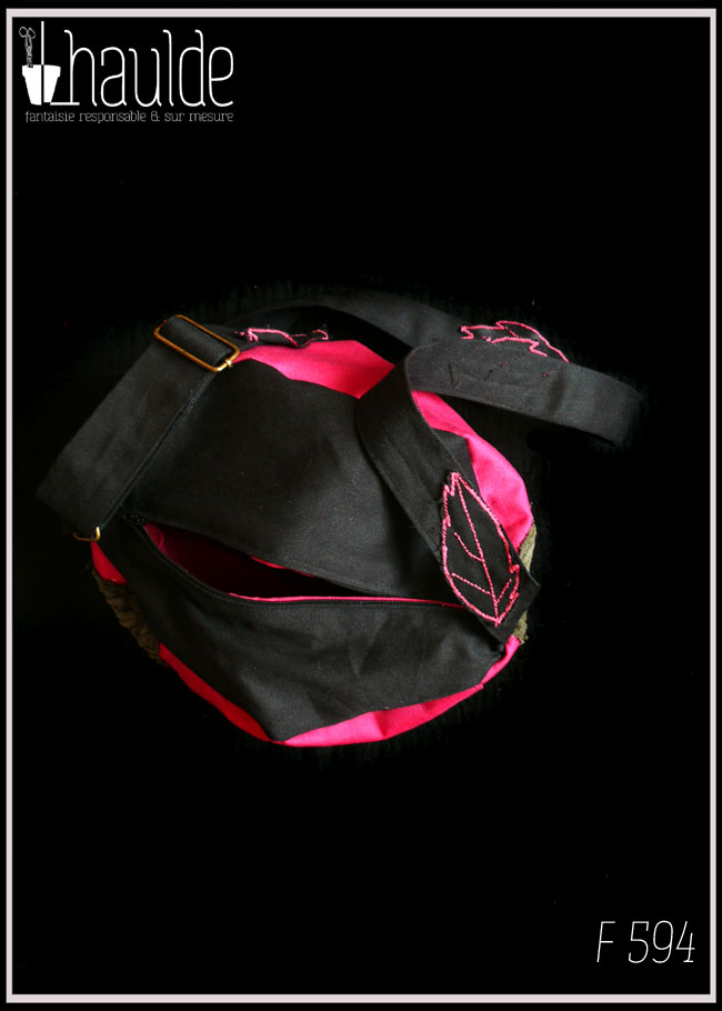 Vue de dessus du sac boule à bandoulière, Fond rose fuchsia, dessus et bandoulière en sergé noir Bandoulière réglable garnie de feuilles de sergé noir à nervures rose, feuilles en velours cotelé kaki plaquée sur le sac