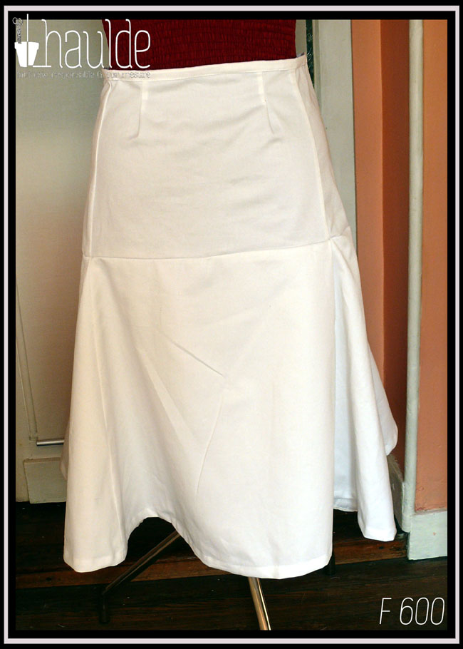La jupe vue de dos, toute blanche