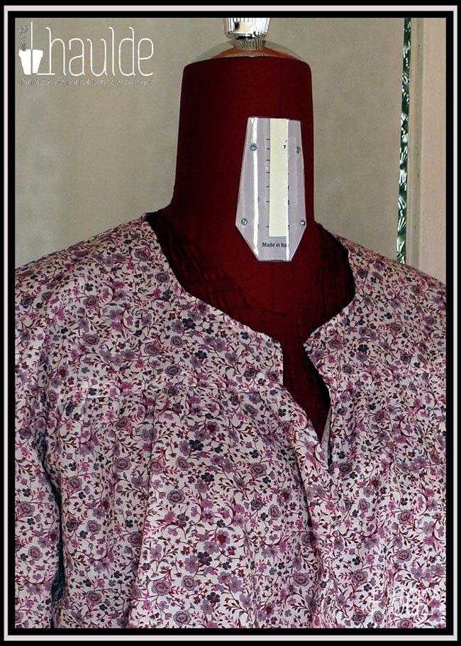 Blouse col V échancré, manches longues en popeline blanche imprimé petites fleurs mauves et roses Vue de face en plan rapproché sur un mannequin de couture