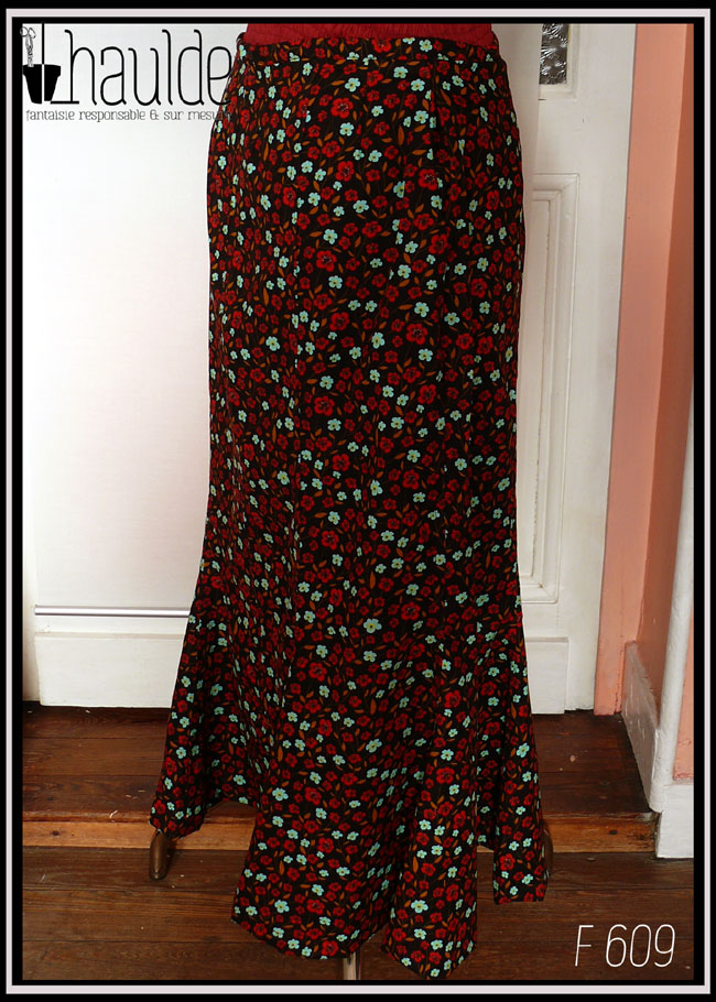 Jupe longue à quilles en coton noir imprimé petites fleurs rouges et bleu pâle vif Vue de profil sur un mannequin de couture