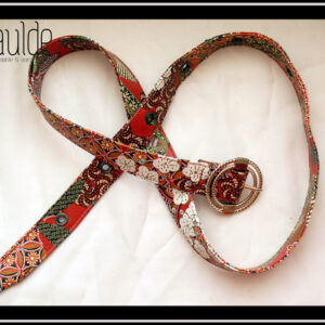 Ceinture en simili cuir rouge imprimé motifs floraux d'inspiration japonaise Boucle ronde à deux cercles concentriques torsadés, en acier légèrement doré Sept oeillets en acier couleur bronze