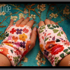Mitaines en jersey rose pâle imprimé fleurs multicolores Vue de la paire portée