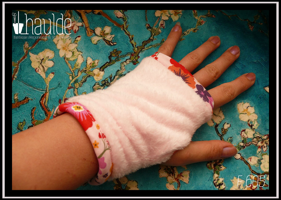 Mitaines en jersey rose pâle imprimé fleurs multicolores Vue de la paire portée côté doublure doudou rose pâle