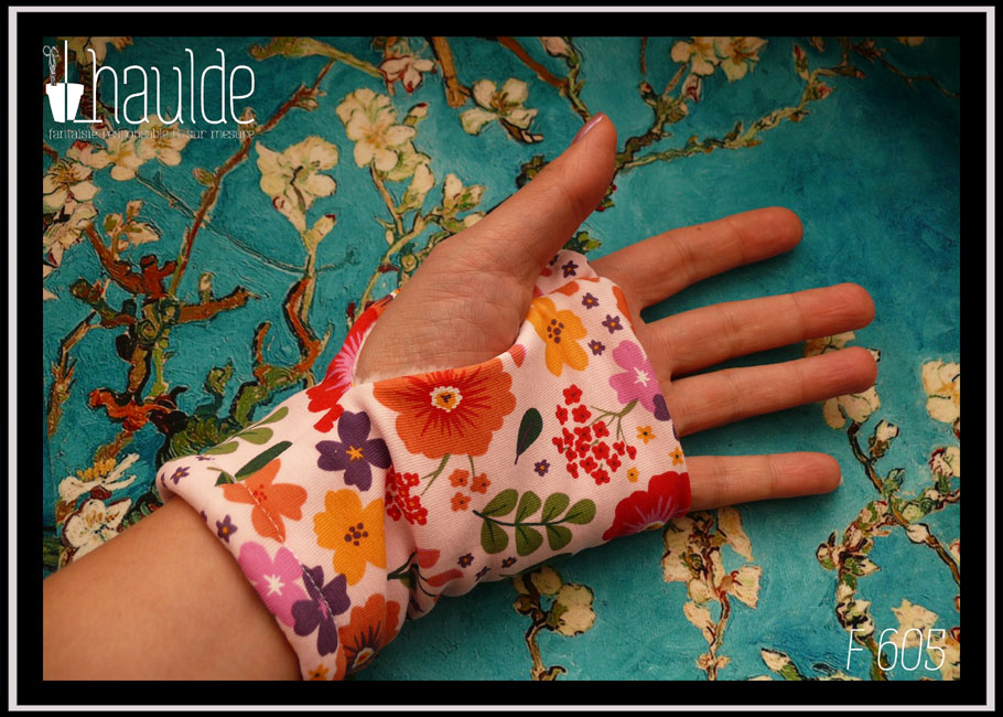Mitaines en jersey rose pâle imprimé fleurs multicolores Vue portée côté paume