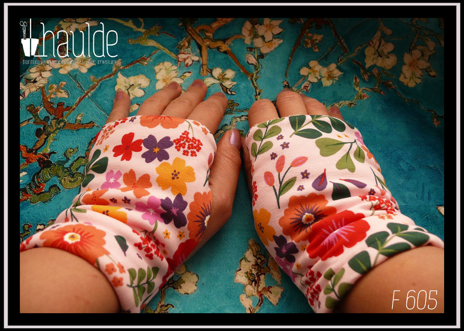 Mitaines en jersey rose pâle imprimé fleurs multicolores Vue de la paire portée