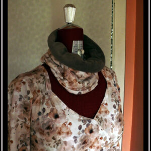 Tour de cou en jersey blanc imprimé fleurs aquarellées dans les tons oranges et gris. Vu replié avec la doublure en velours gris dessus