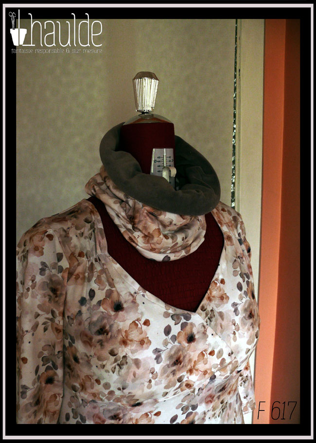 Tour de cou en jersey blanc imprimé fleurs aquarellées dans les tons oranges et gris. Vu replié avec la doublure en velours gris dessus