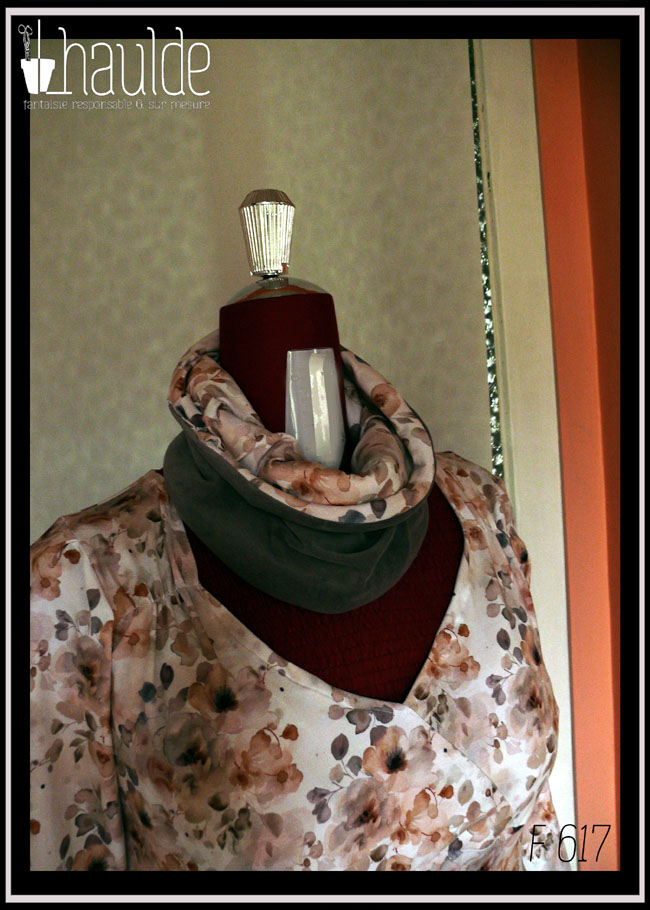 Tour de cou en jersey blanc imprimé fleurs aquarellées dans les tons oranges et gris. Vu replié avec la doublure en velours gris dessous