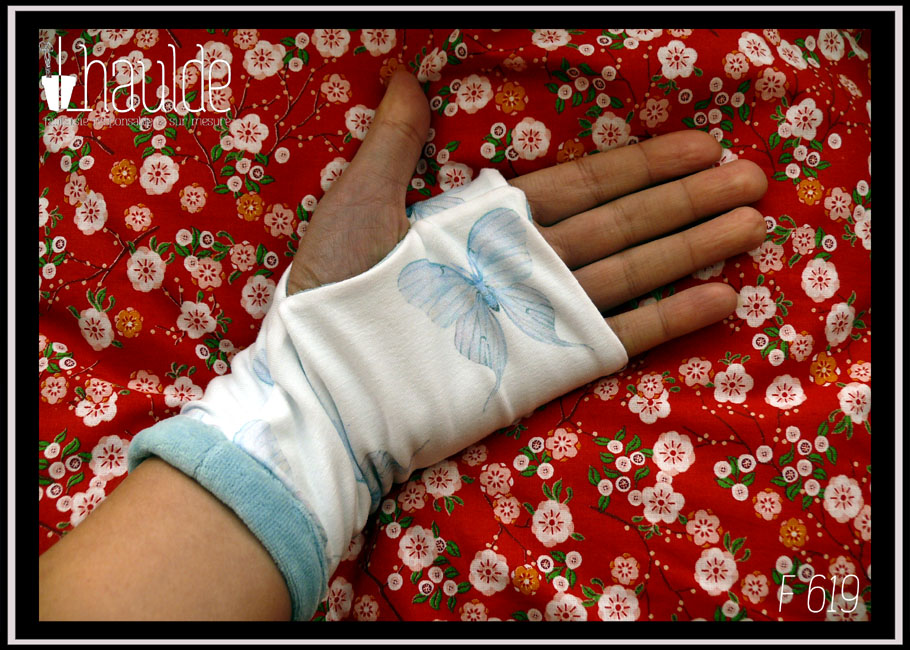 Mitaines en jersey blanc imprimé papillons bleus translucides, manchette en velours bleu pastel Vue portée côté paume