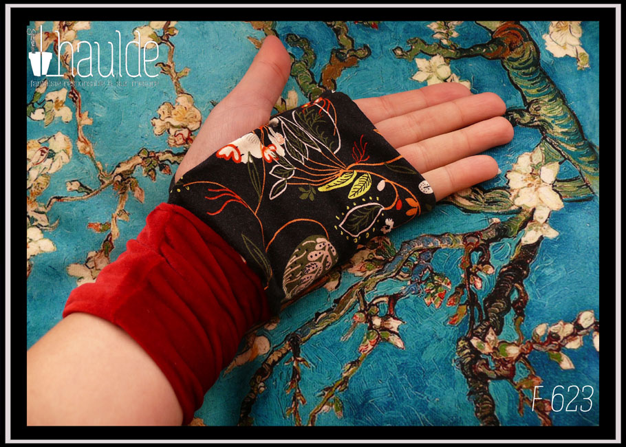 Mitaines en jersey noir imprimé motifs floraux et végétaux, manchette en velours rouge Vue portée côté paume