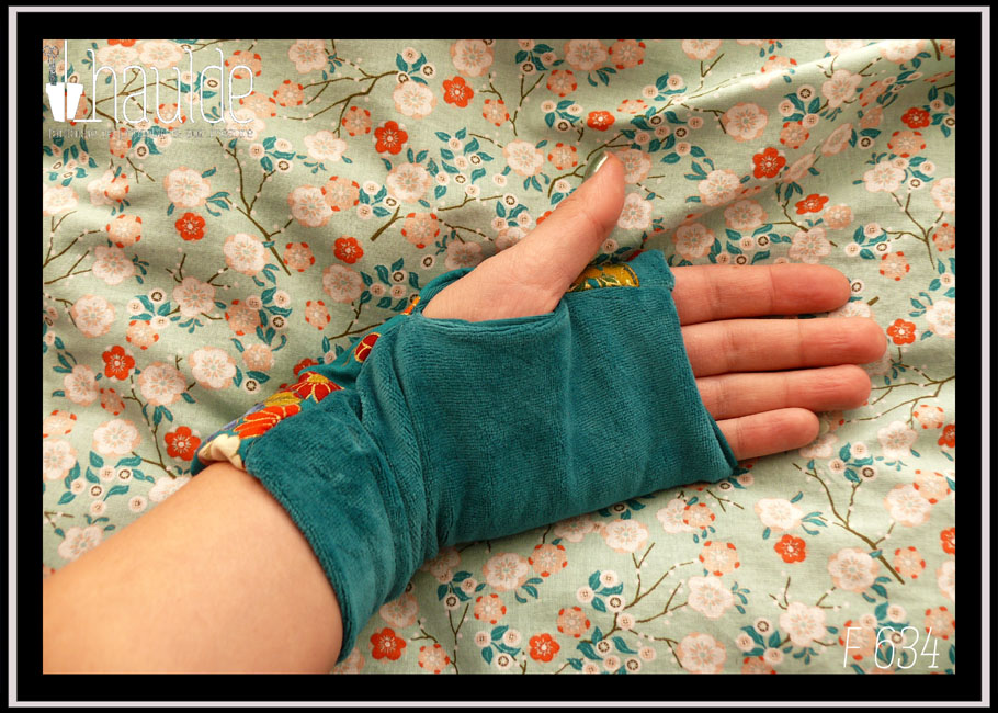 Mitaines en velours bleu paon, décorée côté pouce d'un long morceau courbe de tissu bleu paon imprimé motifs végétaux et floraux d'inspiration japonaise Vue côté paume, où il n'y a que le velours visible