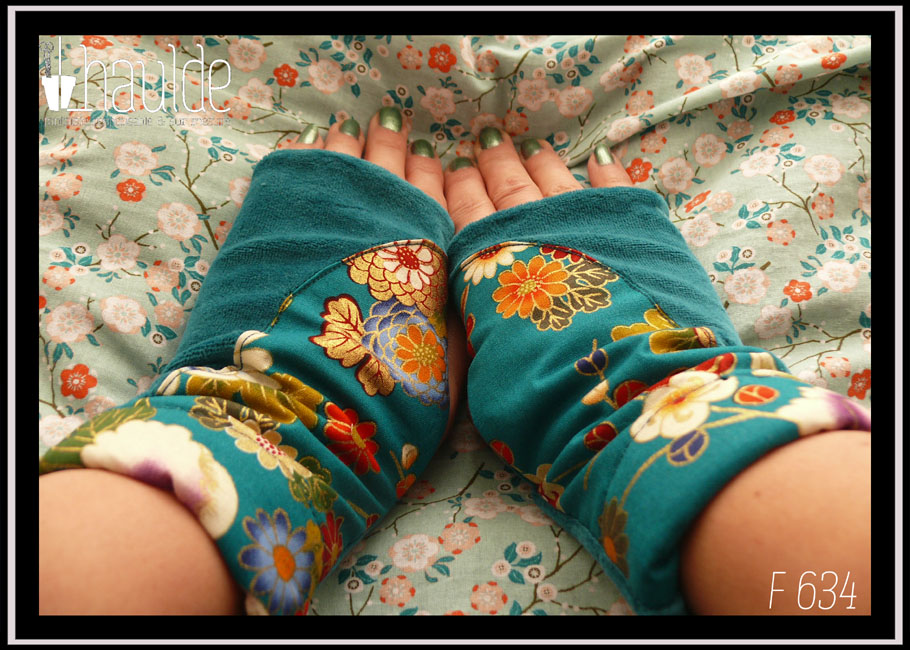Mitaines en velours bleu paon, décorée côté pouce d'un long morceau courbe de tissu bleu paon imprimé motifs végétaux et floraux d'inspiration japonaise Vue de dessus de la paire portée