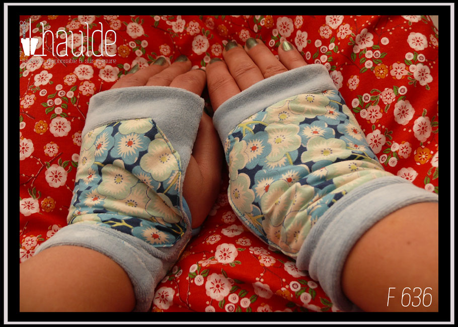 Mitaines en velours bleu pastel avec au milieu une large bande de tissu imprimé fleurs de cerisiers bleues stylisées Vue de dessus, portées