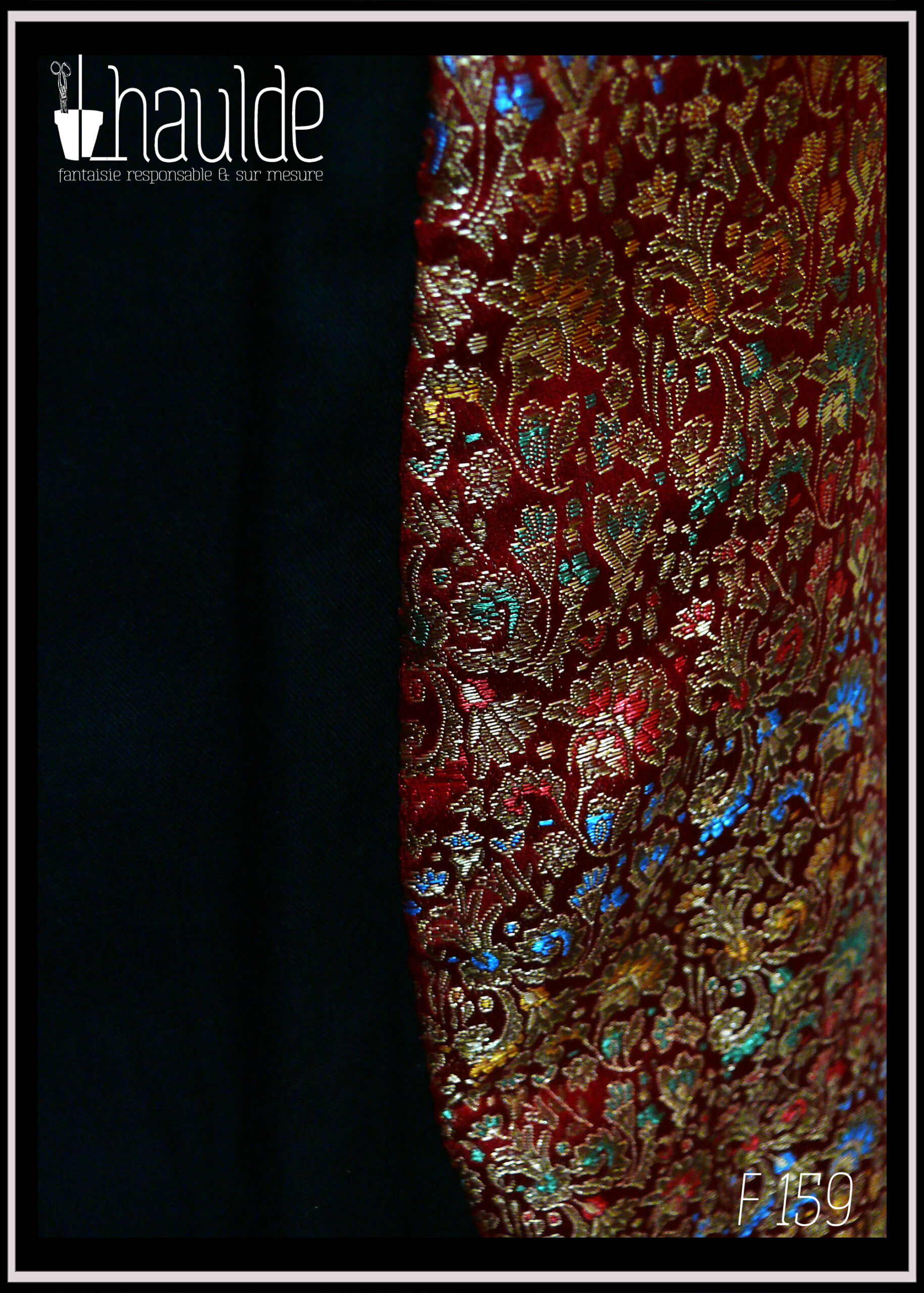 vue de détail du tencel noir à gauche et à droite du brocard rouge à motifs végétaux bleus, jaune, rouge et dorés