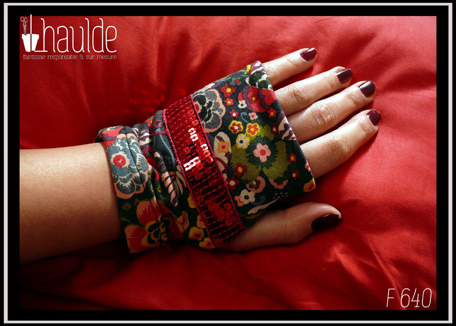 Paire de mitaines en jersey noir imprimé fleuri stylisé, dominante jaune et rouge, garnie en leur milieu d'un galon de sequins carrés rose fraise Vue portée, de dessus