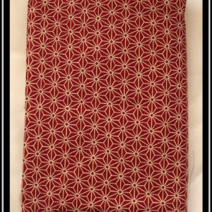 Protège carnet en tissu rouge brique foncé imprimé de motifs géométriques japonais en étoile écrus Vu fermé