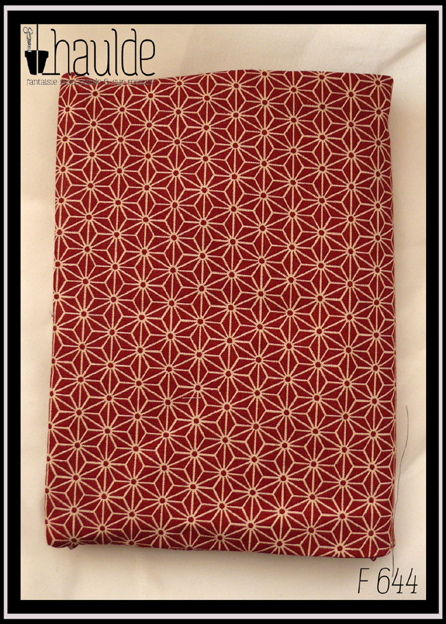 Protège carnet en tissu rouge brique foncé imprimé de motifs géométriques japonais en étoile écrus Vu fermé