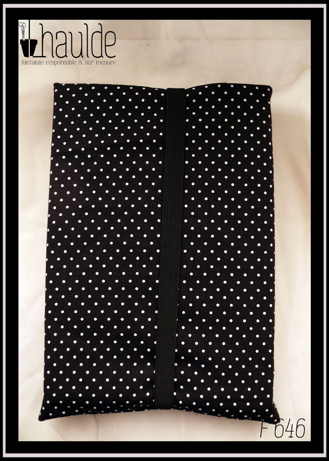 Protège livre en tissu noir à petits pois blancs Vu fermé par un élastique noir