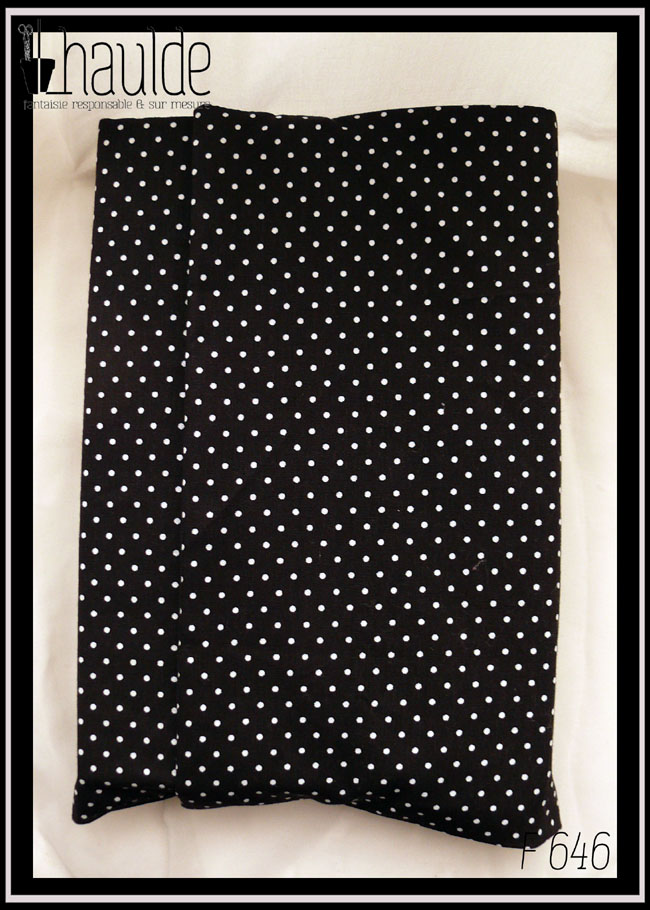 Protège livre en tissu noir à petits pois blancs Vu fermé