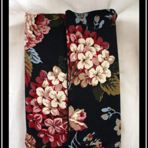 Protège livre en tissu noir imprimé hortensia rouges foncés et blancs Vu fermé