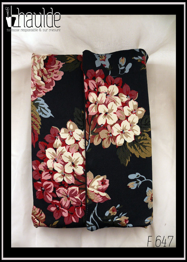 Protège livre en tissu noir imprimé hortensia rouges foncés et blancs Vu fermé