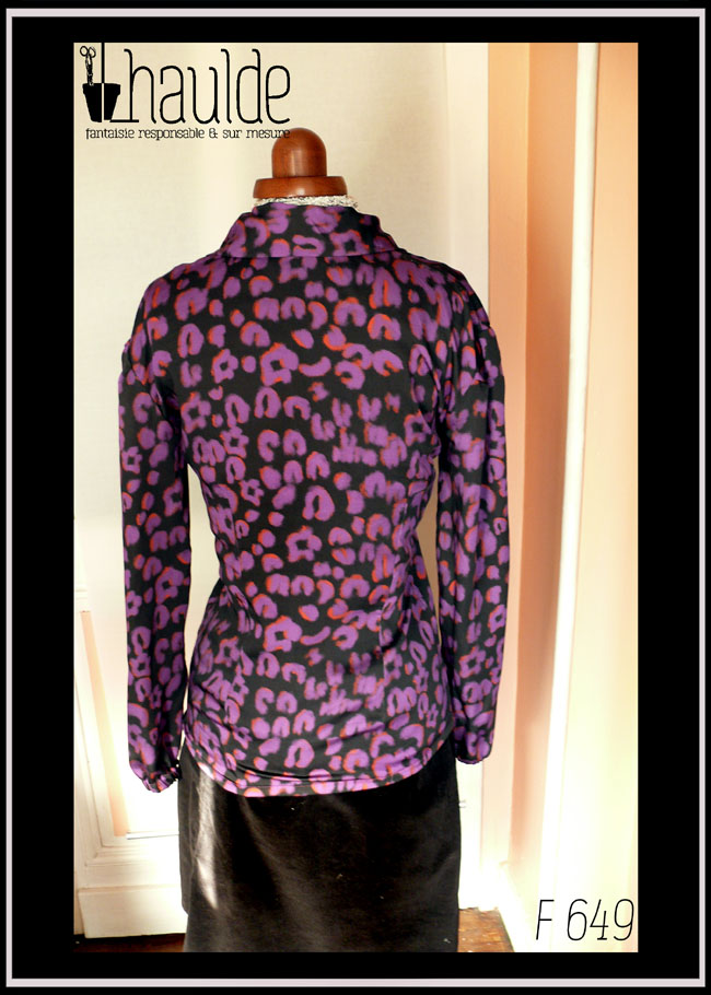 Chemisier à manches longues vu de dos en tissu fluide noir imprimé motif panthère stylisé violet légèrement souligné de orange