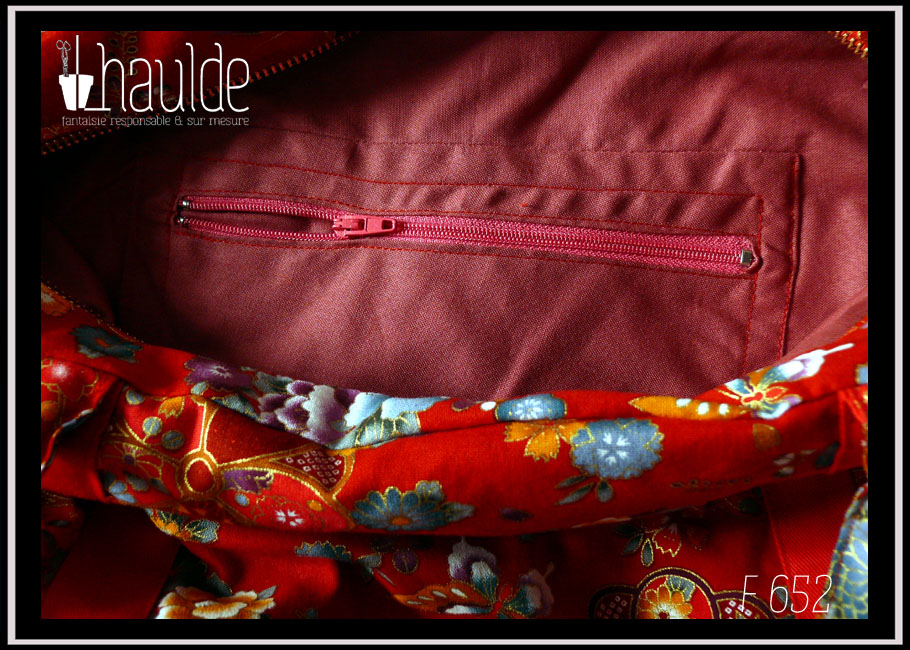 Grand sac en toile à anse. Tissu rouge imprimé pivoines et autres fleurs multicolores soulignées de dorées, d'inspiration Est asiatique (Chine ou Japon), petits côtés, dessous et bandes de renfort en sergé rouge Vue de la poche intérieure zippée. Tissu couleur framboise, zip rose bonbon