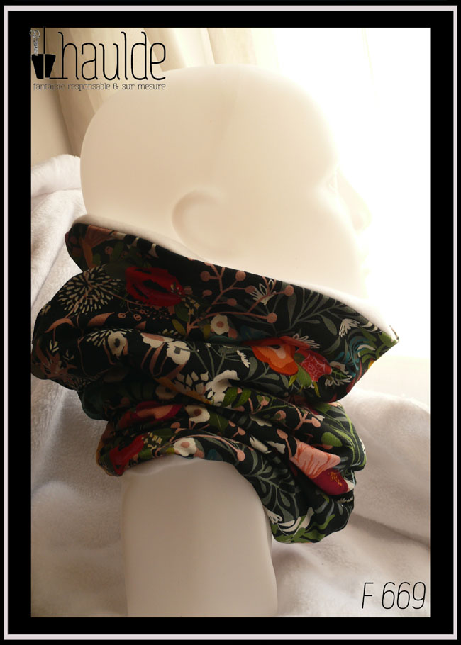 Tour de cou en jersey noir imprimé motifs fleuris multicolores. Vu de profil sur une tête de mannequin