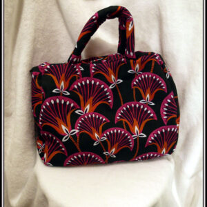 Sac en toile à anses. Toile noire motifs papyrus fuchsia et orange rehaussé de blanc Vu de face