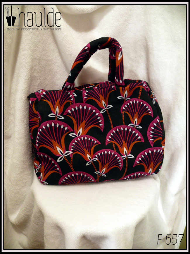 Sac en toile à anses. Toile noire motifs papyrus fuchsia et orange rehaussé de blanc Vu de face