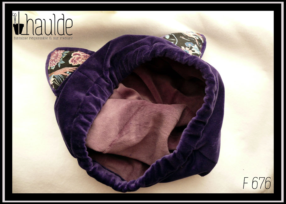 Vue de l'intérieur du bonnet, du velours ras mauve Bonnet en velours violet avec deux oreilles de chats dont l'intérieur est garni de tissu noir imprimé motifs oiseaux et fleurs dans les tons roses et bleus, avec une esthétique d'estampe japonaise