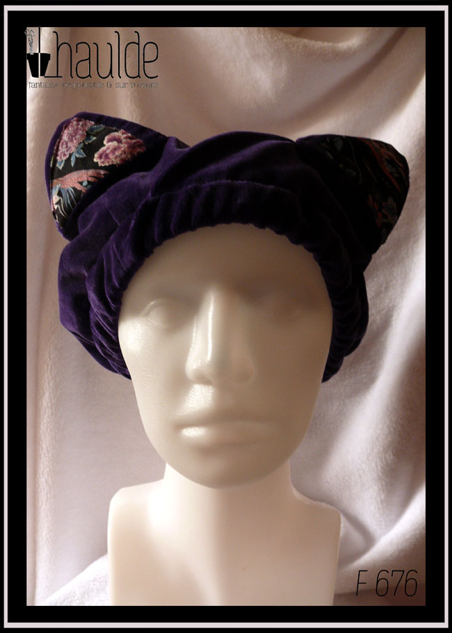 Bonnet en velours violet avec deux oreilles de chats dont l'intérieur est garni de tissu noir imprimé motifs oiseaux et fleurs dans les tons roses et bleus, avec une esthétique d'estampe japonaise Vu sur une tête de mannequin, de face